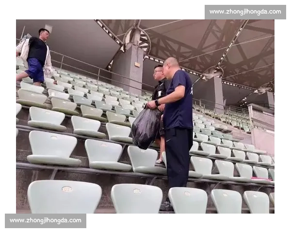 扔掉小马扎!跨省球迷夜奔 300 公里 “潜入” 苏超现场 扔掉小马扎!跨省球迷夜奔 300 公里 “潜入” 苏超现场