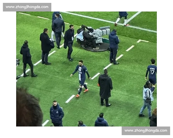 梅西挥臂维蒂尼亚引争议，赛后拥抱化解恩怨